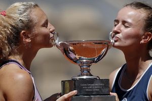 Roland Garros: Krejcikova, campeona femenil, también ganó en dobles