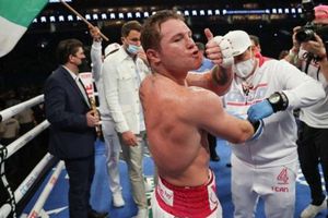 Canelo Álvarez 'provocó' la furia de Jake Paul tras combate entre Mayweather y Logan