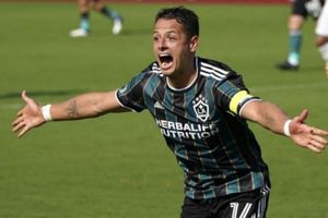 Video: Chicharito presumió recuperación 'a lo Gokú' de Dragon Ball