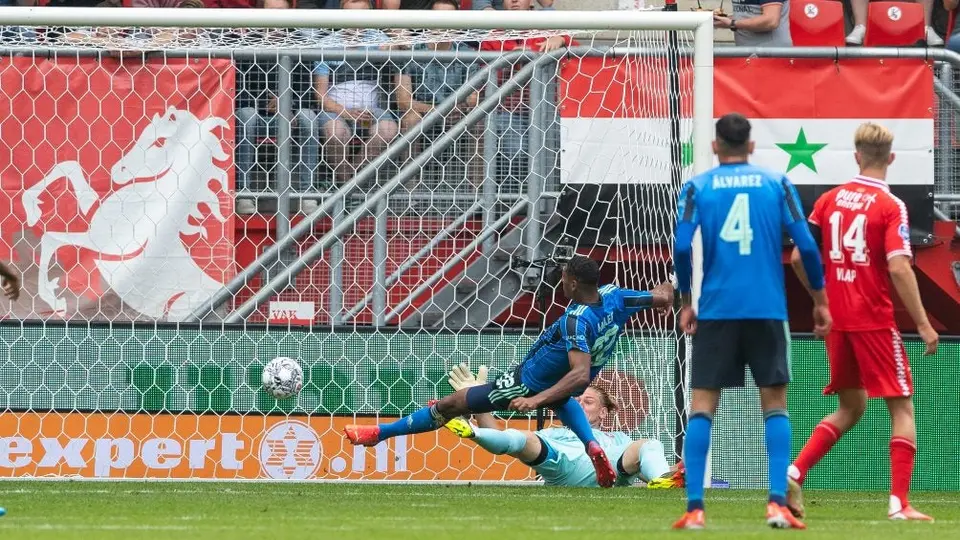 Edson Álvarez se salvó de la roja por dar zape a rival en empate entre Ajax y Twente