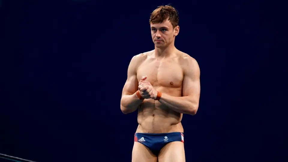 Tokio 2020: Clavadista británico, Tom Daley, se puso a tejer en las gradas
