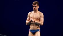 Tokio 2020: Clavadista británico, Tom Daley, se puso a tejer en las gradas