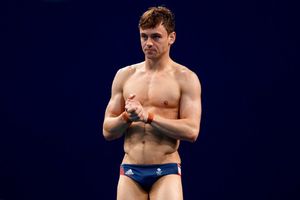 Tokio 2020: Clavadista británico, Tom Daley, se puso a tejer en las gradas