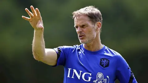 Frank de Boer: Con una avioneta, aficionados le pidieron cambiar su alineación