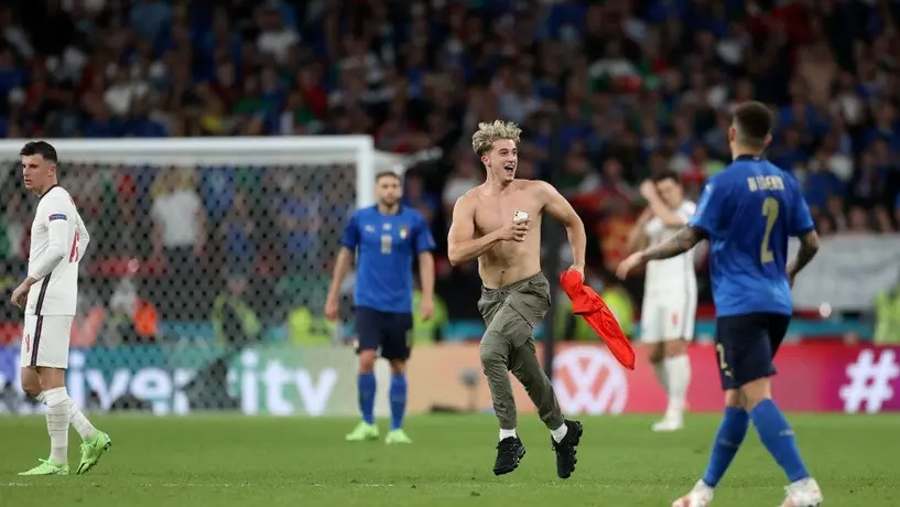 Eurocopa: Espontáneo ingresó a la cancha de Wembley en la Final