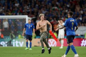 Eurocopa: Espontáneo ingresó a la cancha de Wembley en la Final