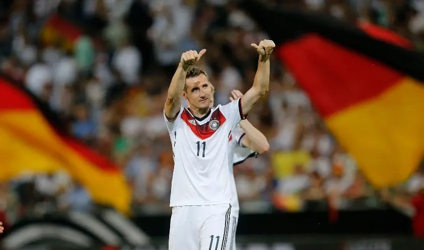 Miroslav Klose en un partido con Alemania