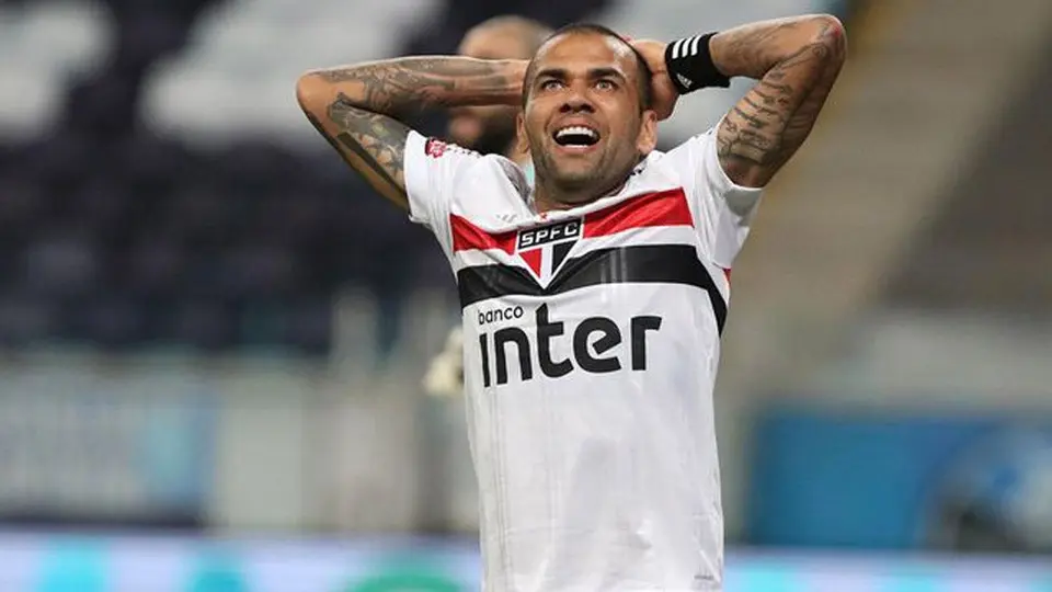 Dani Alves condicionó su continuidad en Sau Paulo por atrasos de salarios