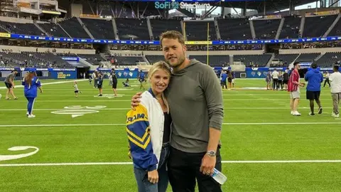 Esposa de Matthew Stafford se disculpó por aventarle un pretzel a un aficionado