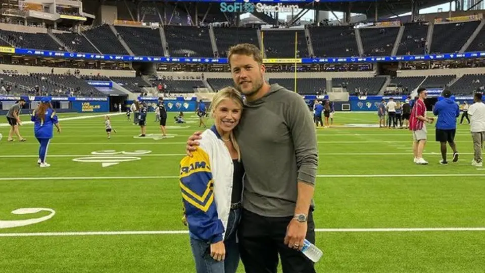 Esposa de Matthew Stafford se disculpó por aventarle un pretzel a un aficionado