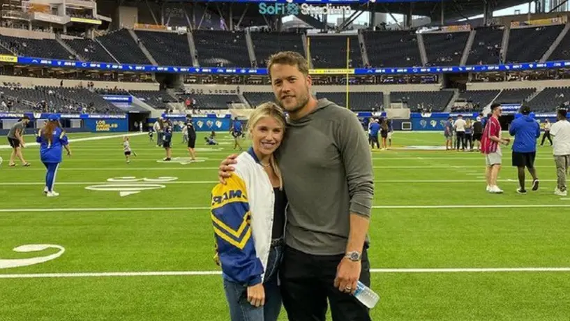 Esposa de Matthew Stafford se disculpó por aventarle un pretzel a un aficionado