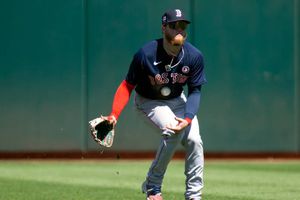 Aficionado que golpeó a Alex Verdugo, vetado de por vida de juegos de MLB