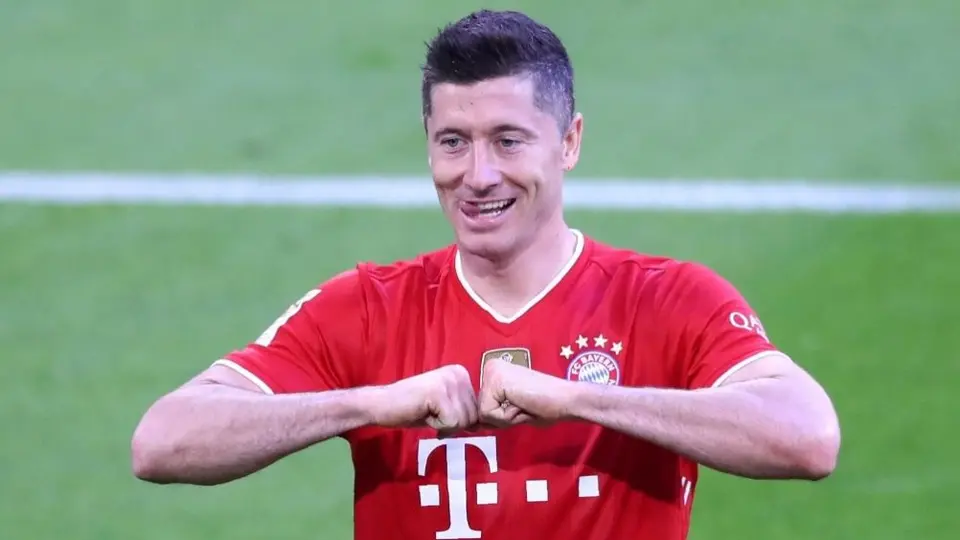 Lewandowski aprovecha sus vacaciones para jugar futbol con niños