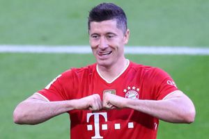 Lewandowski aprovecha sus vacaciones para jugar futbol con niños