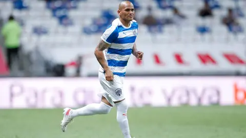 Humberto Suazo se quedó sin narradores en su debut por el sismo