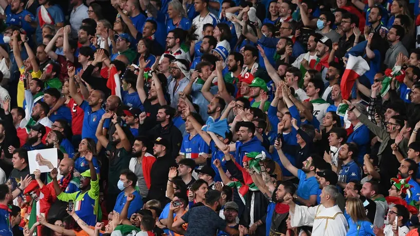 Eurocopa 2020: Aficionados de Italia se disfrazaron de una Pizza y Mario Bros en Final
