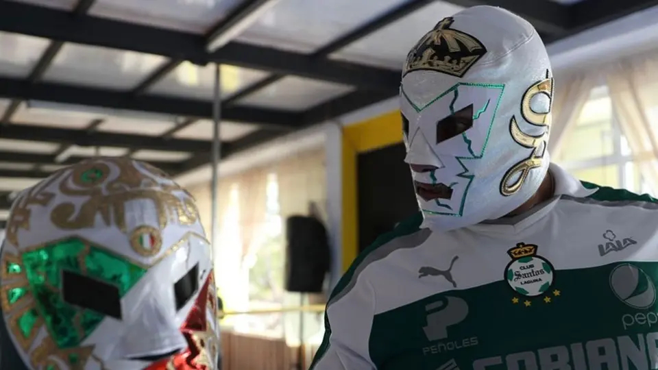 Santos: Dr. Wagner Jr. mostró una máscara especial para apoyar al equipo lagunero en la Final