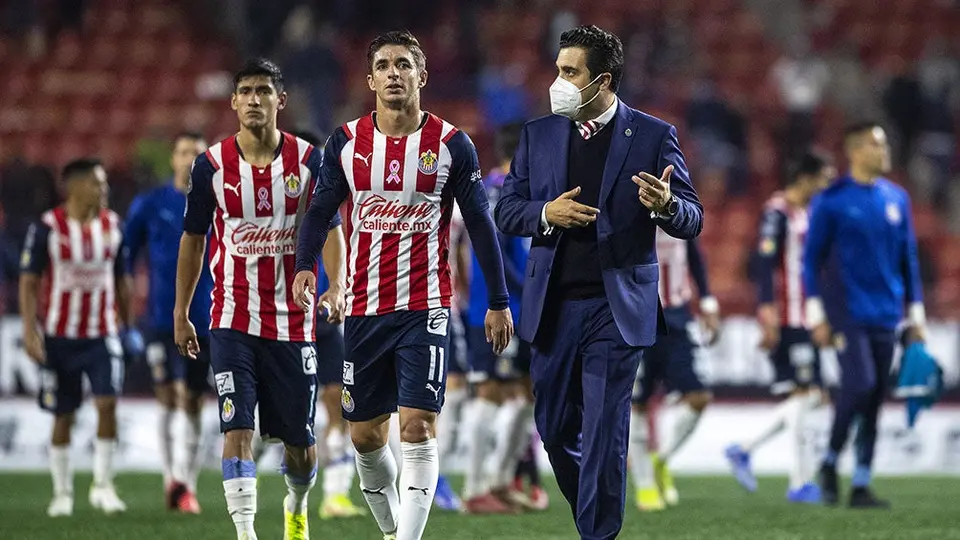 Leaño, con las mismas polémicas decisiones que causaron el adiós de Vucetich