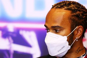 Checo Pérez: ¿Por qué Lewis Hamilton se derrapó tras reanudación del GP de Azerbaiyán?