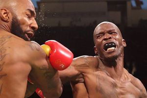 Chad Ochocinco logró completar sus 4 rounds en pelea con una caída a la lona