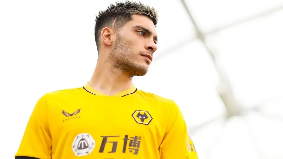 Premier League: Raúl Jiménez presentó la nueva playera del Wolverhampton