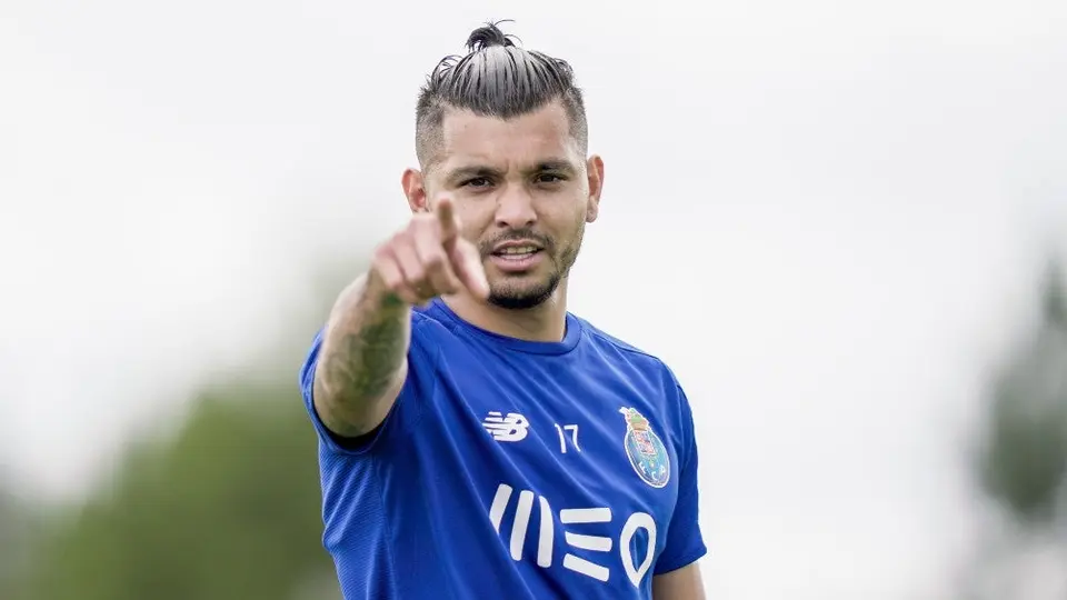 Tecatito Corona presentó el nuevo tercer uniforme del Porto