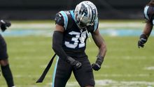 Juston Burris, jugador de las Carolina Panthers, propuso matrimonio en un campo de futbol americano