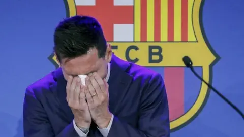 Messi: Modelo ofreció 600 mil dólares por el pañuelo de su despedida de Barcelona