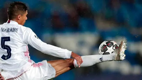 Real Madrid: Varane, duda seria para Vuelta ante Chelsea en Champions
