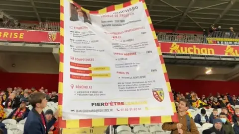 Fanático del Lens promociona su CV con gigantesca pancarta en estadio