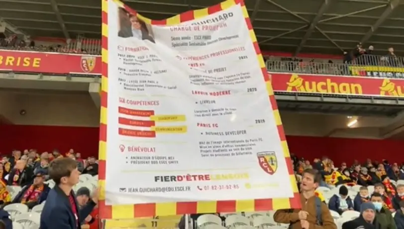 Fanático del Lens promociona su CV con gigantesca pancarta en estadio