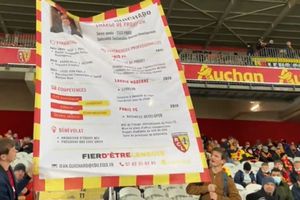 Fanático del Lens promociona su CV con gigantesca pancarta en estadio