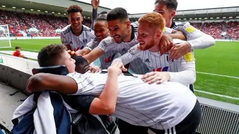 Inglaterra: Fulham celebró gol con niño que sufrió bullying por su parálisis cerebral