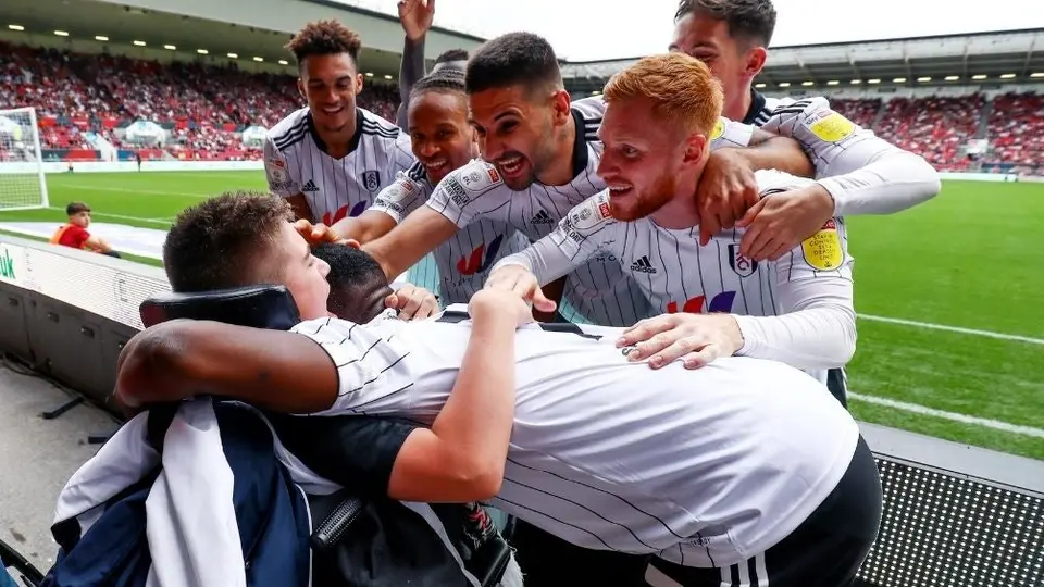 Inglaterra: Fulham celebró gol con niño que sufrió bullying por su parálisis cerebral