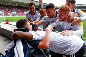 Inglaterra: Fulham celebró gol con niño que sufrió bullying por su parálisis cerebral