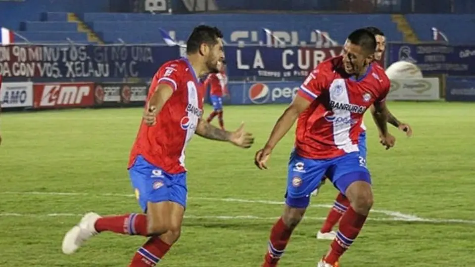 Chuletita Orozco: Se estrenó como goleador con el Xelajú MC de Guatemala