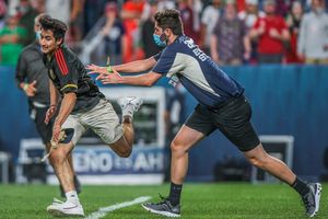 Video: Aficionado se lanzó de un balcón en transmisión del México vs Estados Unidos