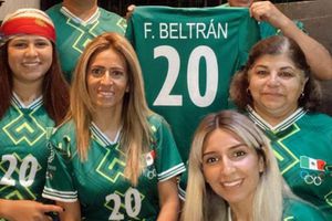 Tri Olímpico: Familiares apoyaron con jersey 'pirata' porque el original no salió a la venta