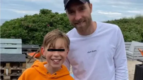 Christian Eriksen reapareció y se tomó foto con un niño danés: '¡Qué suerte tengo!'
