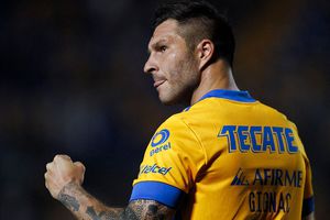 Camioneta con autógrafo de Gignac, a la venta por 4.5 millones de pesos