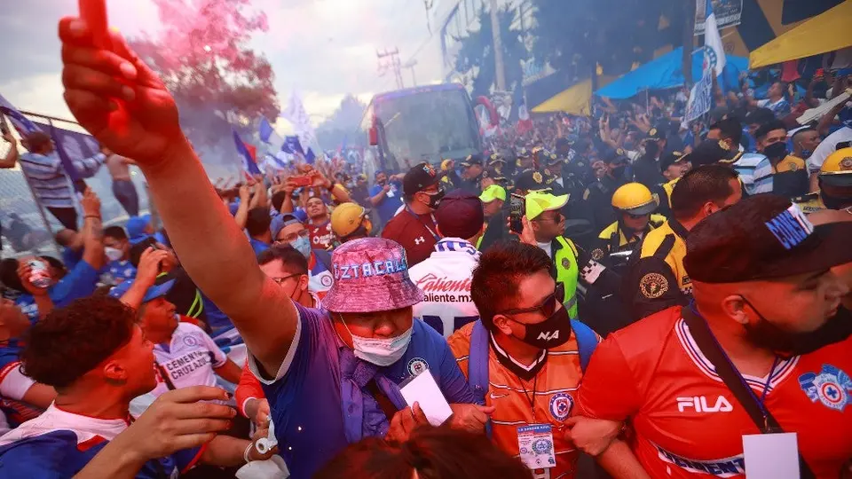 Clásico Joven: Sangre Azul dejó manta y coronas fúnebres en Coapa