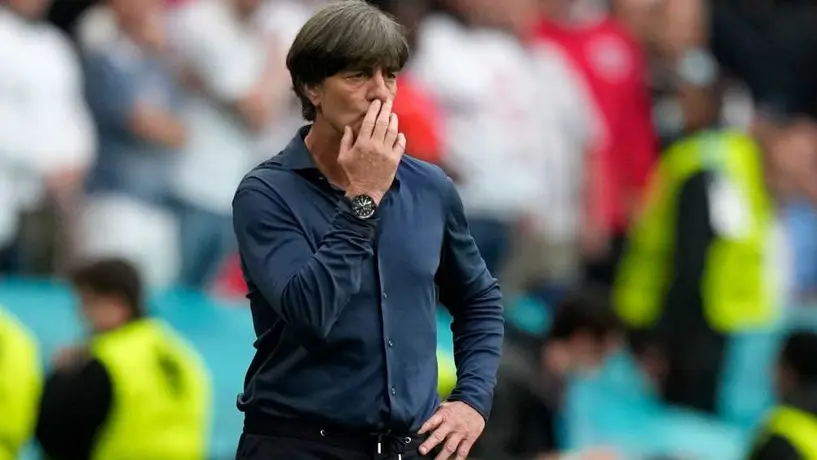 Joachim Löw: Captado 'comiéndose los mocos' en el Inglaterra vs Alemania