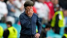 Joachim Löw: Captado 'comiéndose los mocos' en el Inglaterra vs Alemania