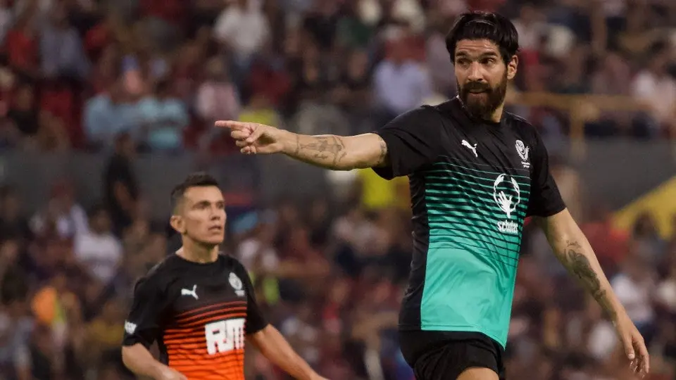 Video: Loco Abreu se tatuó la cara de Dalma Maradona en la espalda