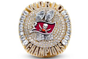 NFL: Tom Brady y los Buccaneers recibieron anillos de campeones del SBLV