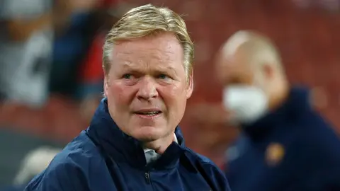 Barcelona: Ronald Koeman, suspendido dos partidos por expulsión ante Cádiz