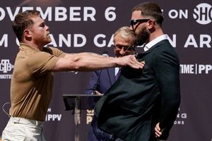 Mike Tyson sobre Caleb Plant: 'Canelo lo va a descuartizar'