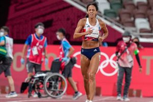 Tokio 2020: Heptatleta británica rechazó silla de ruedas para concluir lesionada su carrera