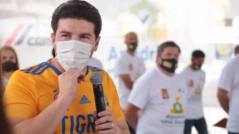 Gobernador de Nuevo León regala playera de Tigres y Rayados al Papa Francisco