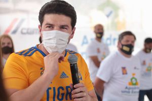 Gobernador de Nuevo León regala playera de Tigres y Rayados al Papa Francisco